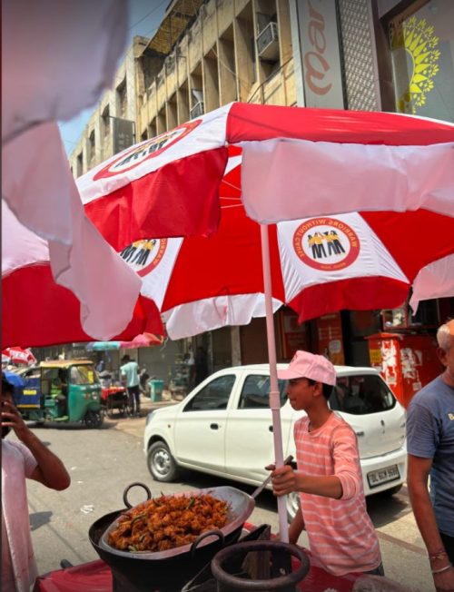 The volunteers distributed umbrellas, caps, drinks, and water to those working under the scorching sun.